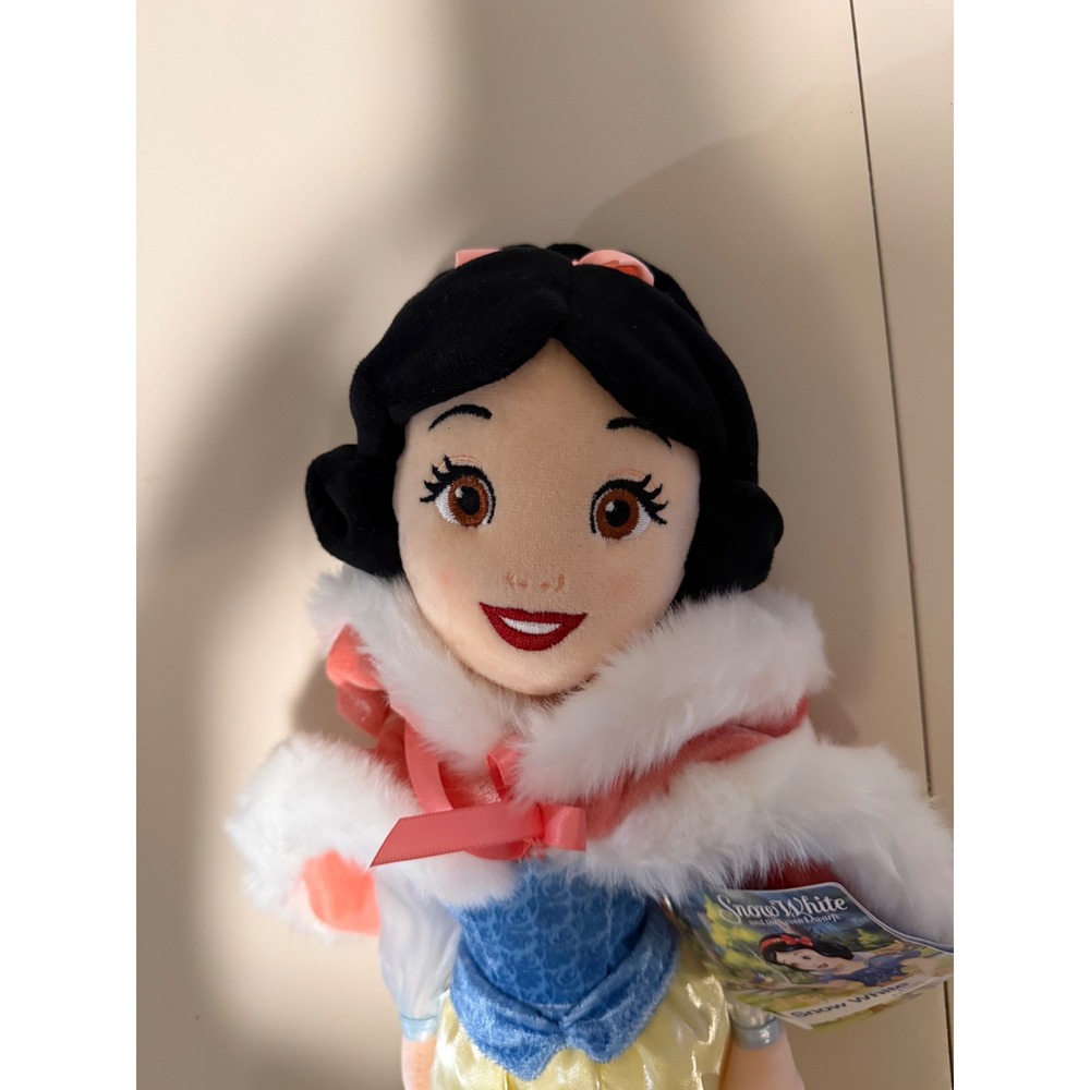 Disney Store Snow White Winter Plush Doll 20 Inch Pink Faux Fur Hooded Cape NWT - Picture 3 of 7